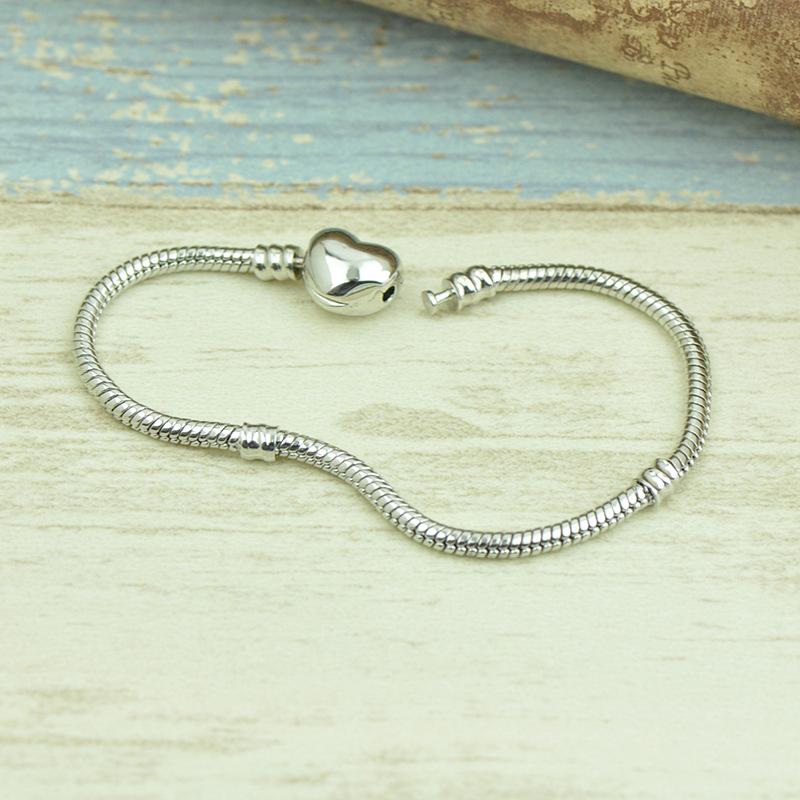 Eenvoudig zelf te maken slangenkettingarmband met Europese bedeltjes, een modieuze sieradenstijl voor dames, zoals die van Mary Poppins.