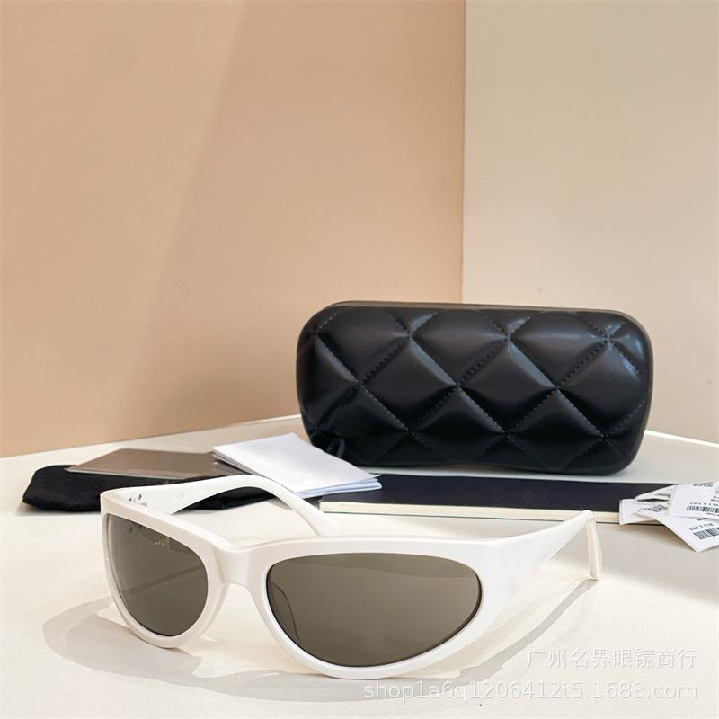 

Luxury designer ski sunglasses, unisex retro sunglasses that make the face look smaller, European and American style 9188 White and Black(Matching