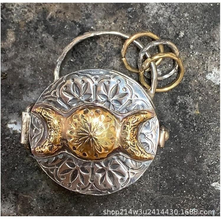 

Серебряный медальон с изображением трех лун и дерева жизни 5*4