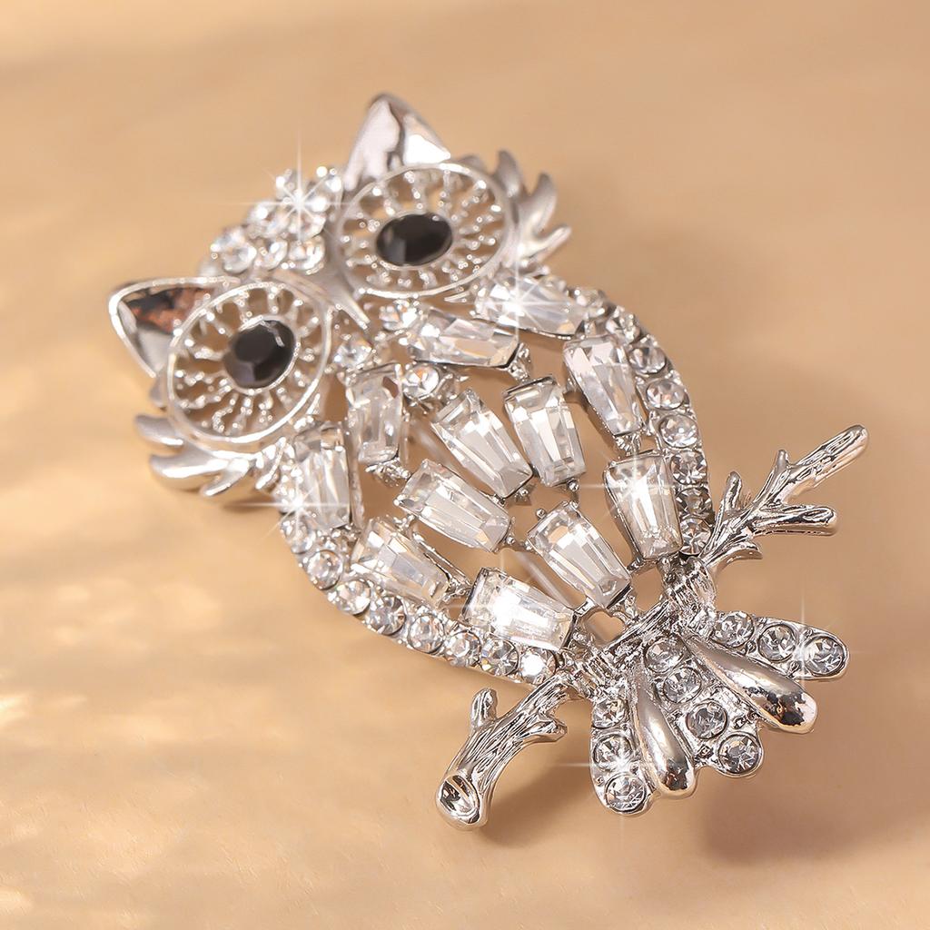 Cross border high-end owl fashion personality brooch with a sense of luxury, light luxury, diamond inlay, versatile chest flower