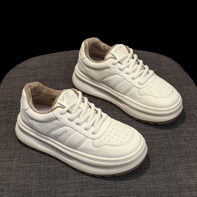Beliebte Internet-Berühmtheit Samt-Plateau-Sneaker Damen neue Winter Studenten vielseitige Sport- und Freizeit-Board-Schuhe zwei Baumwolle