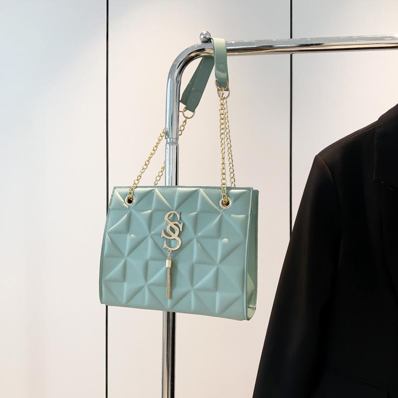 

Temperament simple and fashionable women s chain armpit bag 2025 summer new versatile ins commuter messenger small square bag зелёный