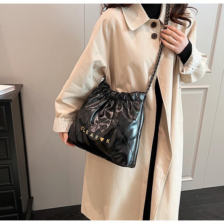 Chain bag women's large-capacity new summer casual shoulder messenger bag pleated bucket bag