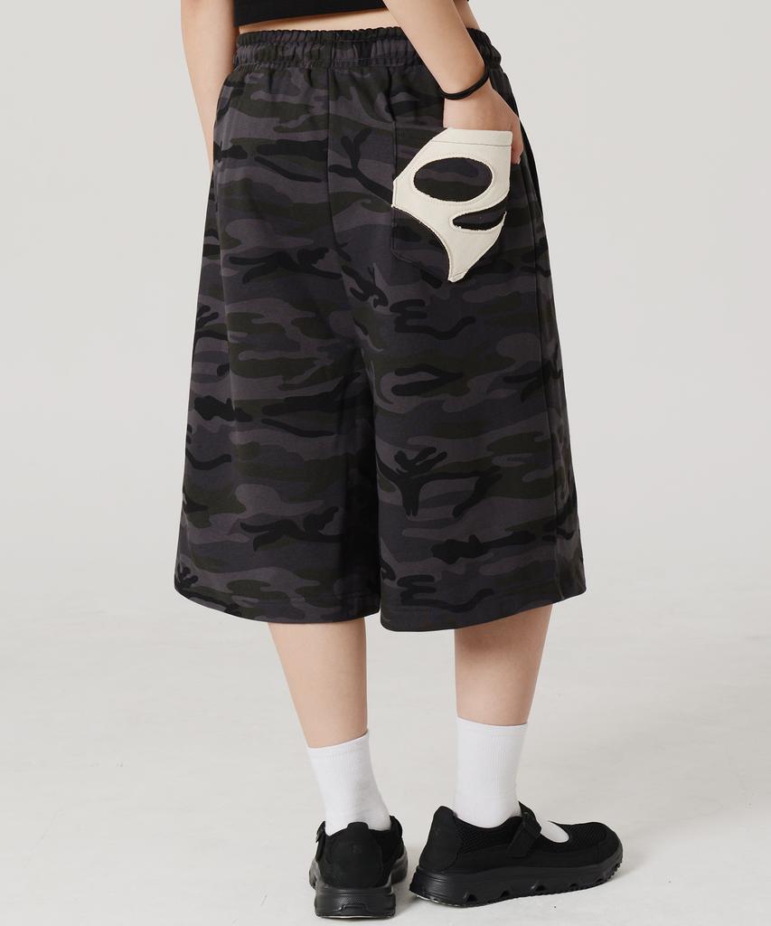 PEACE MAKER Pce Applique Deep Tuck Bermuda Sweat Shorts (Black)