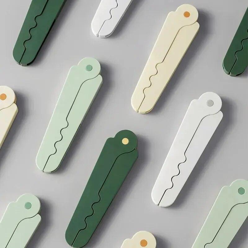 1 Pcs Colorful Travel Hangers Portable Foldable Clothes Hangers Travel Accessories Foldable Baby Clothes Drying Rack