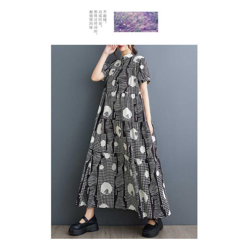 Vestido solto plus size de manga curta com estampa fashion e comprimento médio