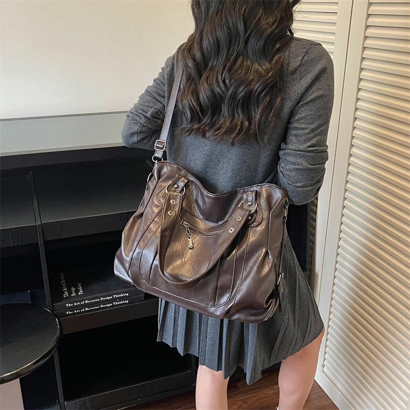 Borsa a Spalla Hobo Morbida in PU Sgualcita con Tracolla Regolabile e Borchie Metalliche Borsa a Mano Casual da Spalla per Donna