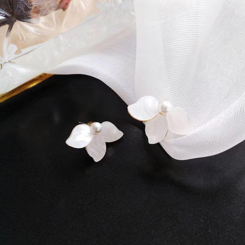 Orecchini a Bottone Petalo Bianco Estivi Orecchini a Fiore Dolci Semplici da Donna Design di Nicchia Orecchini a Clip