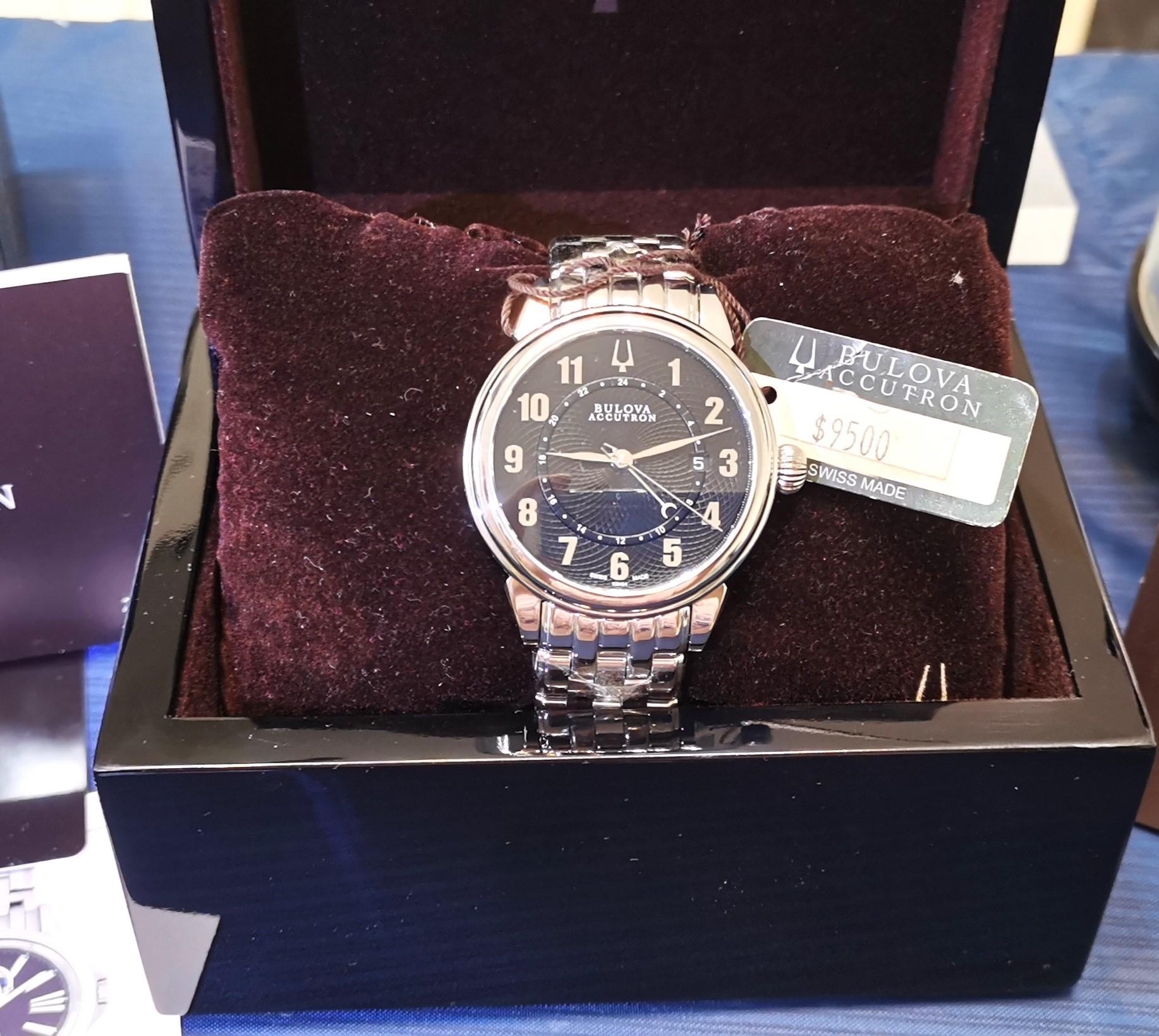 

Часы Bulova Accutron Gemini Automatic GMT Swiss Made 63B154