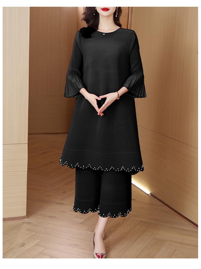 

Женский костюм осень 2024 года с плиссировкой и бусинами: Утягивающий костюм-двойка в стиле Мияке с юбкой средней длины и широкими брюками. One Size чёрный