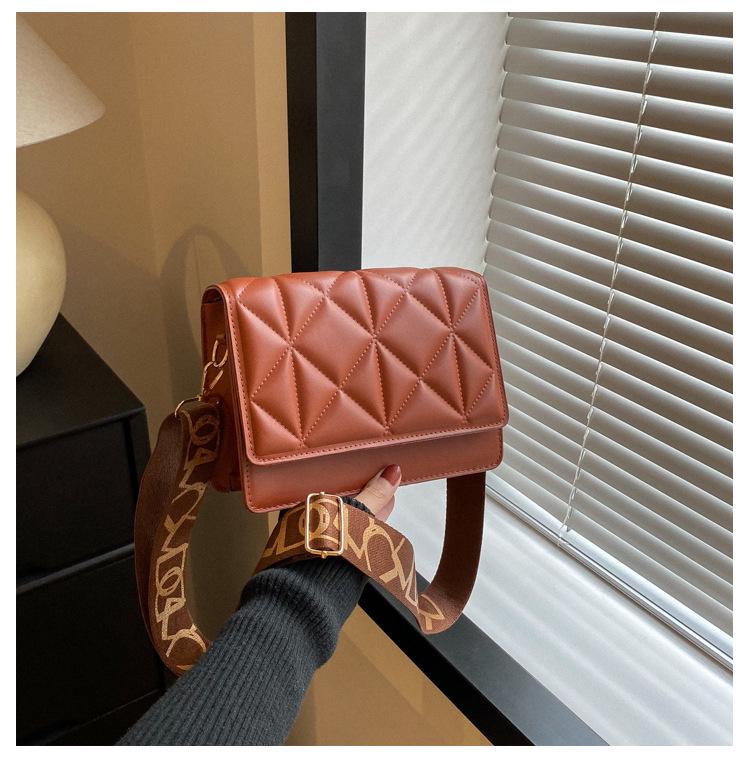 

2025 Весна/Лето Женская Модная Клетчатая Вышитая Квадратная Сумка с Универсальным Широким Плечевым Ремнем коричневый