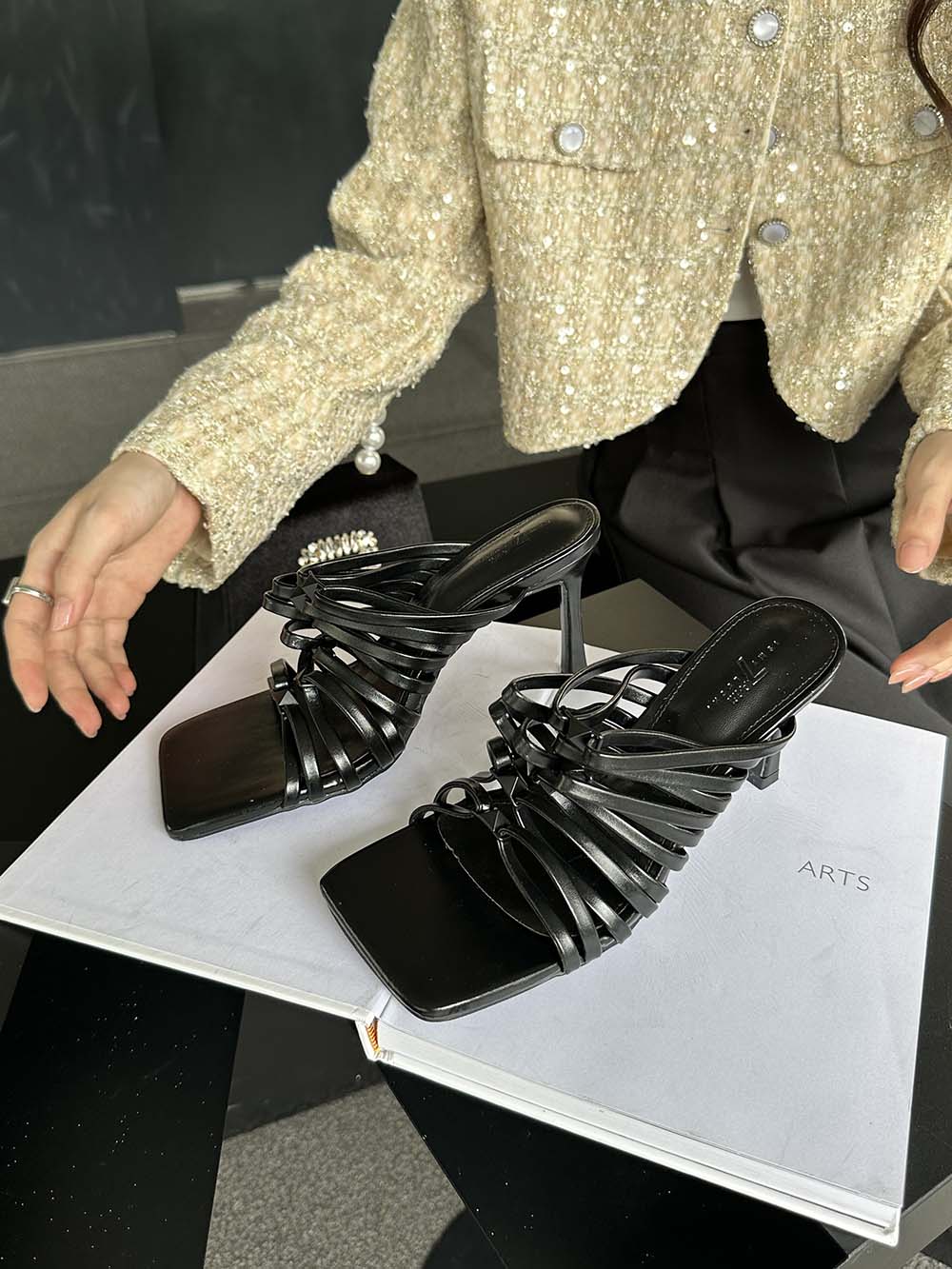 

Модные женские тапочки с узкой резинкой 2024 года, новые поступления, модные шлепанцы на тонком высоком каблуке, черные, золотые, серебряные, белые, неглубокие слипоны на мюлях 5.5 чёрный