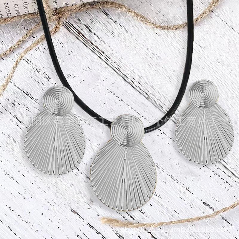 

Wind new geometric splicing shell stud earrings necklace jewelry set fashionable simple design versatile woman срібло сірий колір
