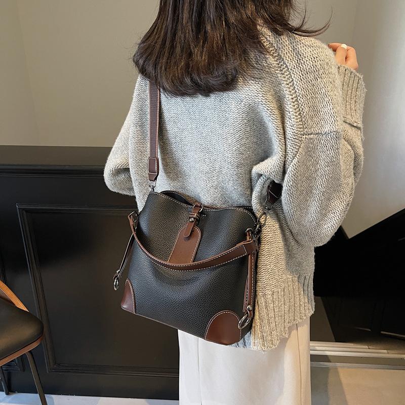 Bags Women's Bucket Bags Versatile Large Capacity 2025 Autumn and Winter New Trendy Commuter Shoulder Messenger Bag