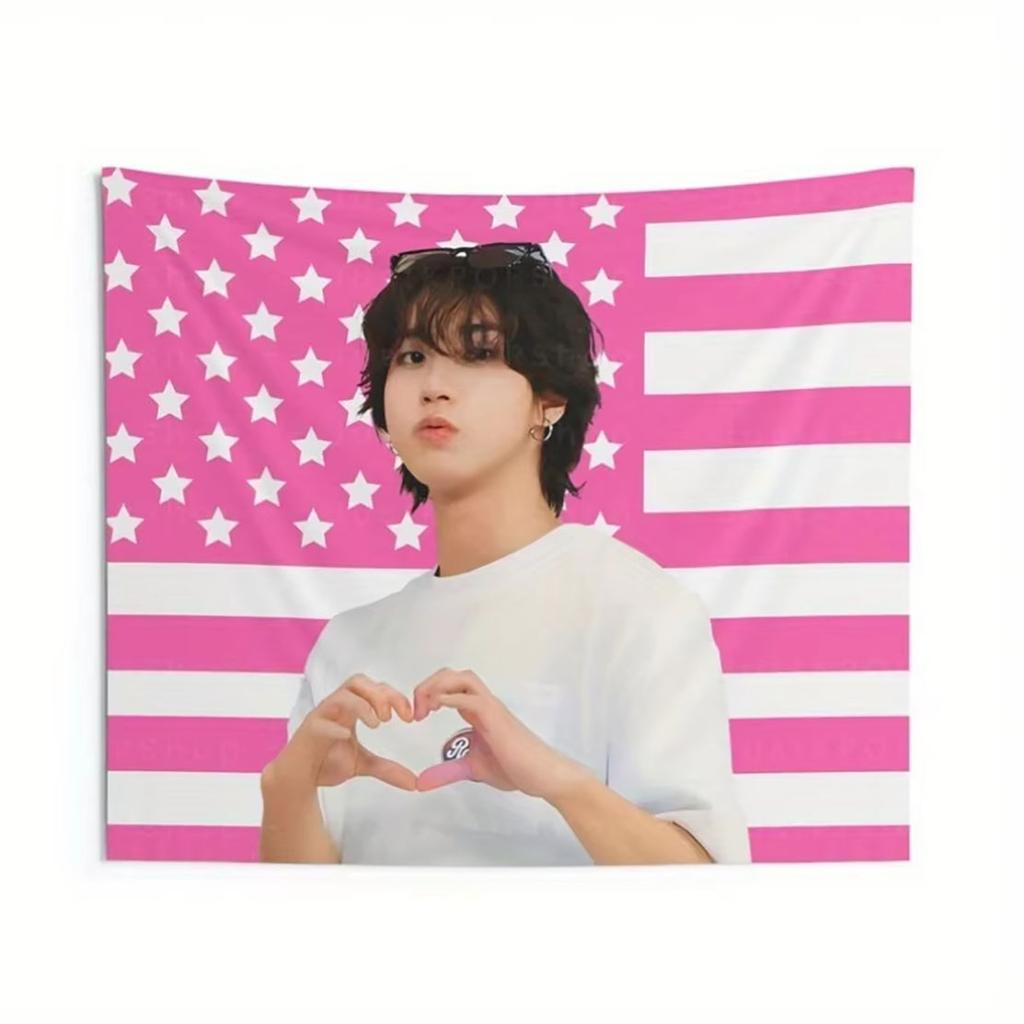 1PC Han Jisung Heart Gesture Tapestry  Pink US Flag Design Wall Hanging Cute KPop Idol Home Decor with Heart Sign Pattern