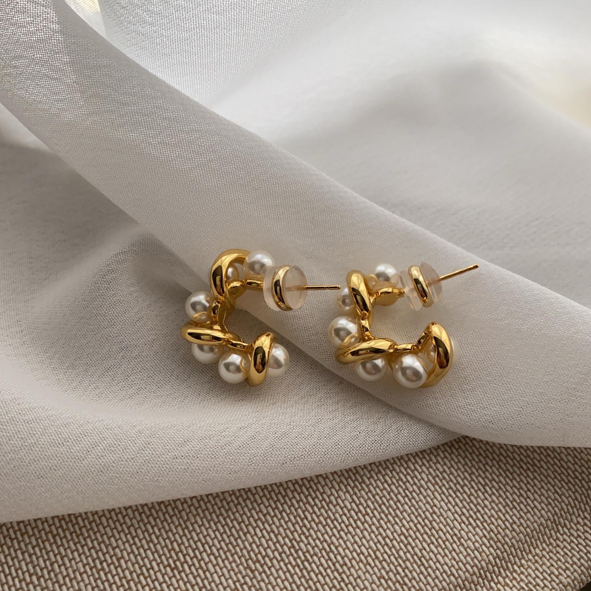 

Дизайн Чувство Французские Ретро Жемчужные Серьги с Закруткой Модные Универсальные Темпераментные Повседневные Легкая Роскошь Металлические Серьги Женские