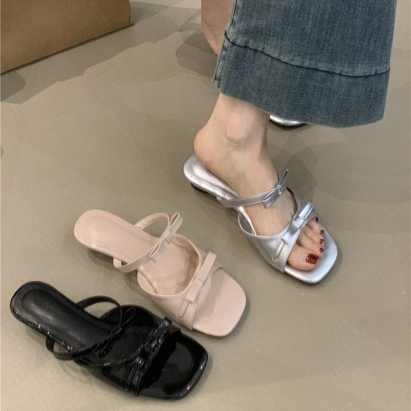 Französische süße Doppel-Schleife coole Hausschuhe Damen 2025 Sommer Temperament elegant Feenwind Keilabsatz Urlaubs-Hausschuhe