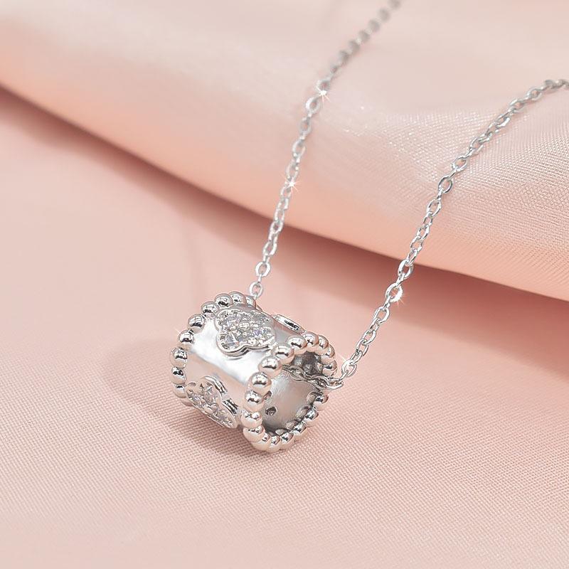 Light Luxury Four-Leaf Clover Small Waist Necklace Women'S Simple And Versatile Micro-Inlaid Kaleidoscope Pendant With The Same Accessories