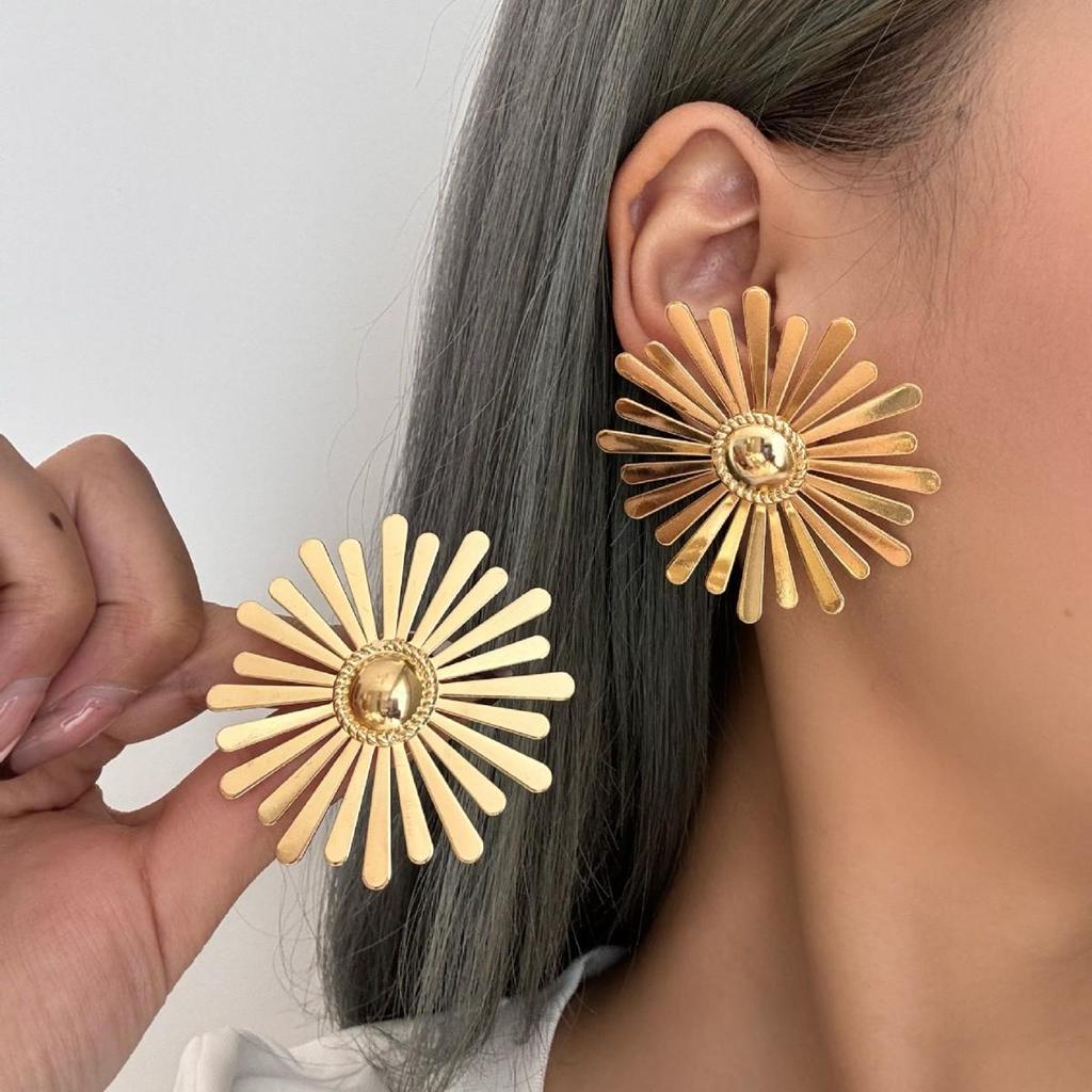 Elegant Exaggerated Retro Metal Flower Earrings - Trendy, Versatile, Light Luxury Accessories