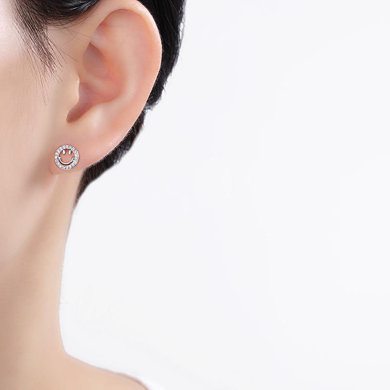 Hohle Smiley-Gesichtsausdruck-Ohrringe für Damen mit niedlichen kleinen reinen Nadeln, die beim Schlafen nicht abgenommen werden müssen