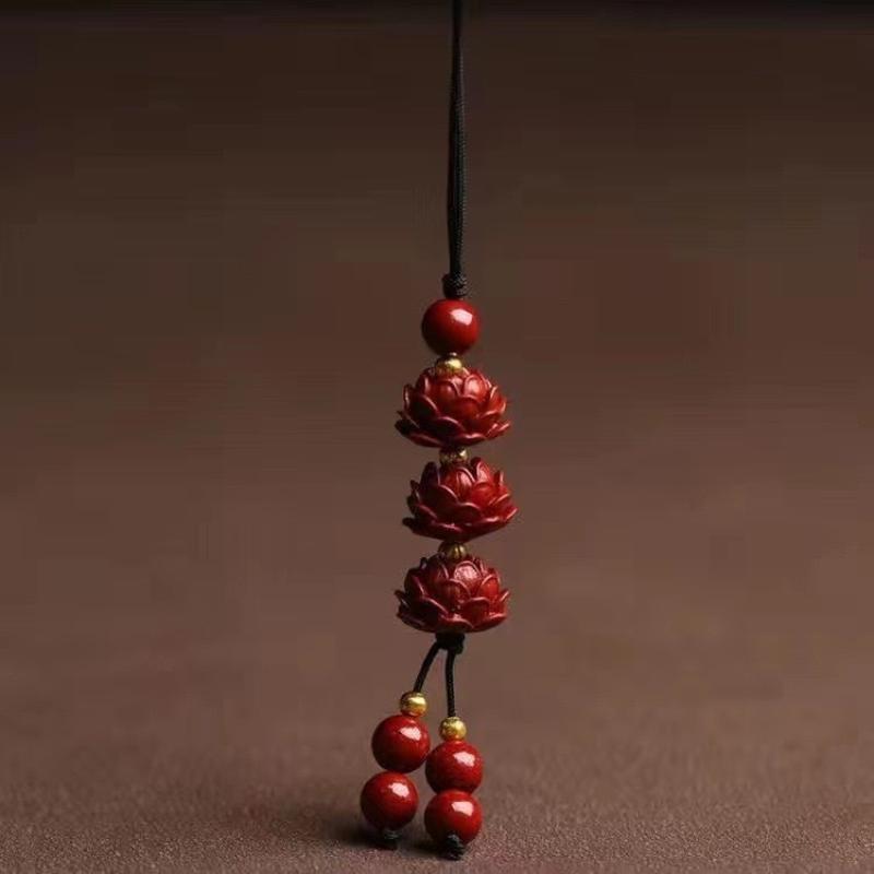 Cinnaber Lotus Hangende Bedel Handgesneden Gunstige Betekenis Perfect Voor Telefoon Tas Auto Decoratie Voor Dagelijks Gebruik