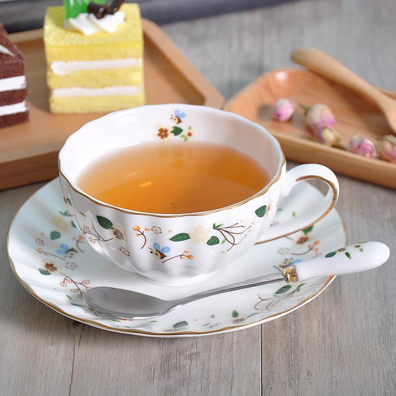 Einfache Tasse Britischer Schwarzer Tee Floral Keramik Kürbis Tasse und Untertasse Nordischer Stil Kaffeetasse und Untertasse Set