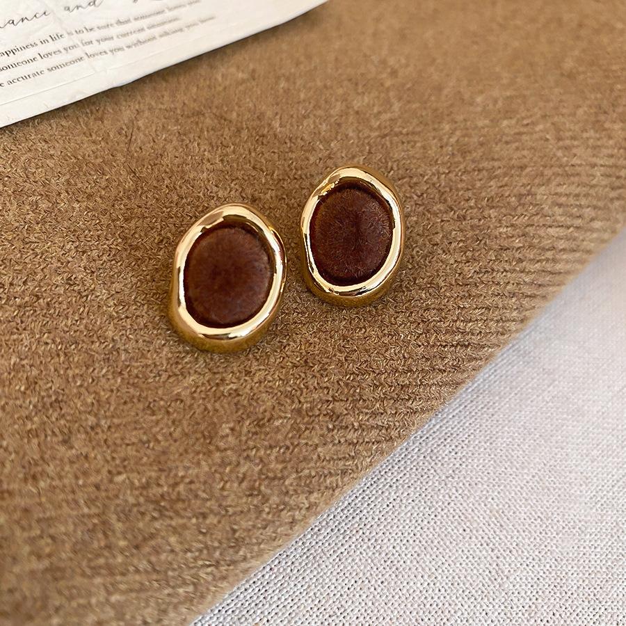 

Autumn and winter flocking geometric twist oval stud earrings retro Hong Kong style versatile earrings niche earrings