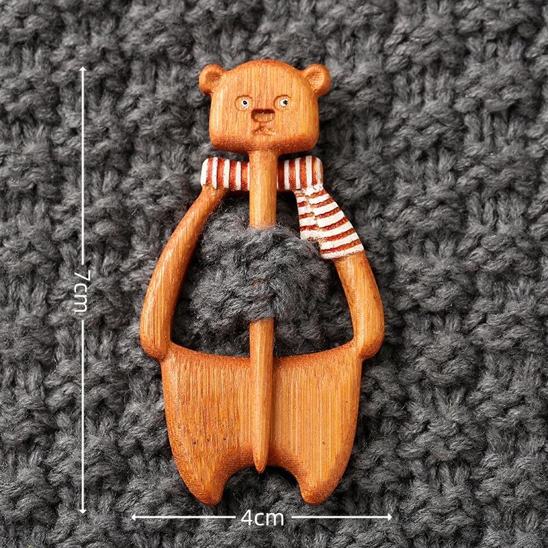 Niche sweater brooch, wooden animal autumn and winter scarf, shawl pin, three-dimensional clothes modeling cartoon fixing buckle