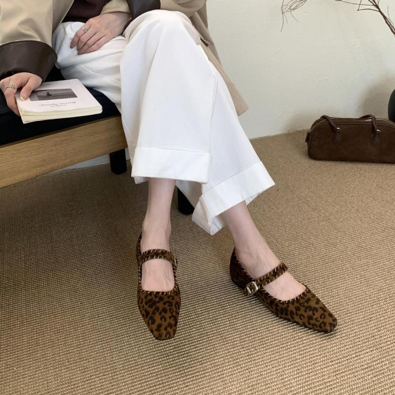 French beanie shoes Mary Jane shoes in the autumn of 2025 new one-word buckle with shallow mouth single shoes women's flat grandma shoes