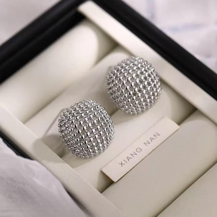 Hollowed-out Square Stud Earrings - A Niche Design Pair of Earrings with An Elegant Touch, Suitable for Sophisticated Women As Earrings.