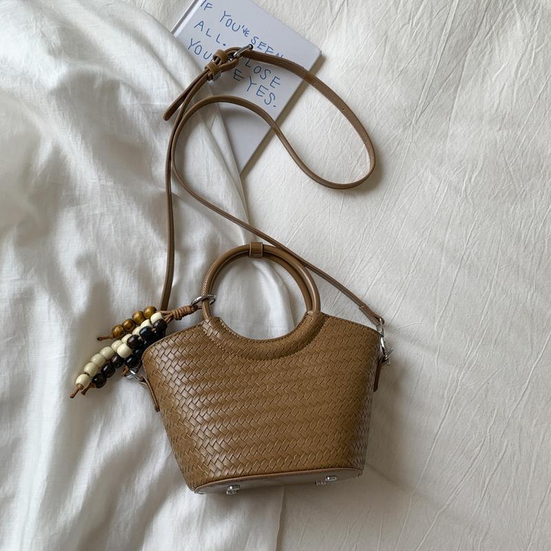 Large-capacity commuter woven bag women's 2025 retro new high-value vegetable basket bag fashionable shoulder messenger bag