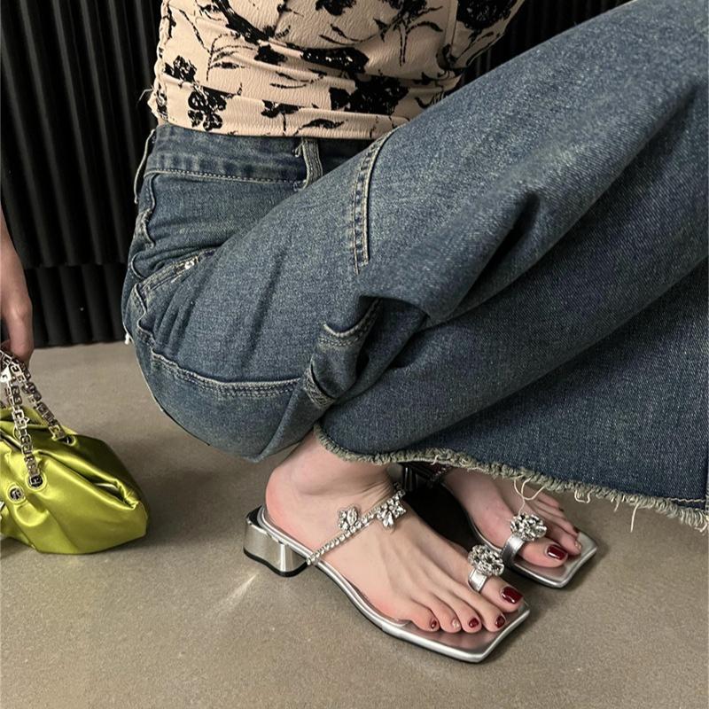 Fashion Women Slippers Luxury Crystal Low Heels Slipper Summer Open Toe Pinch Toe Sandal Designer Women Flip Flops Banquet Slids