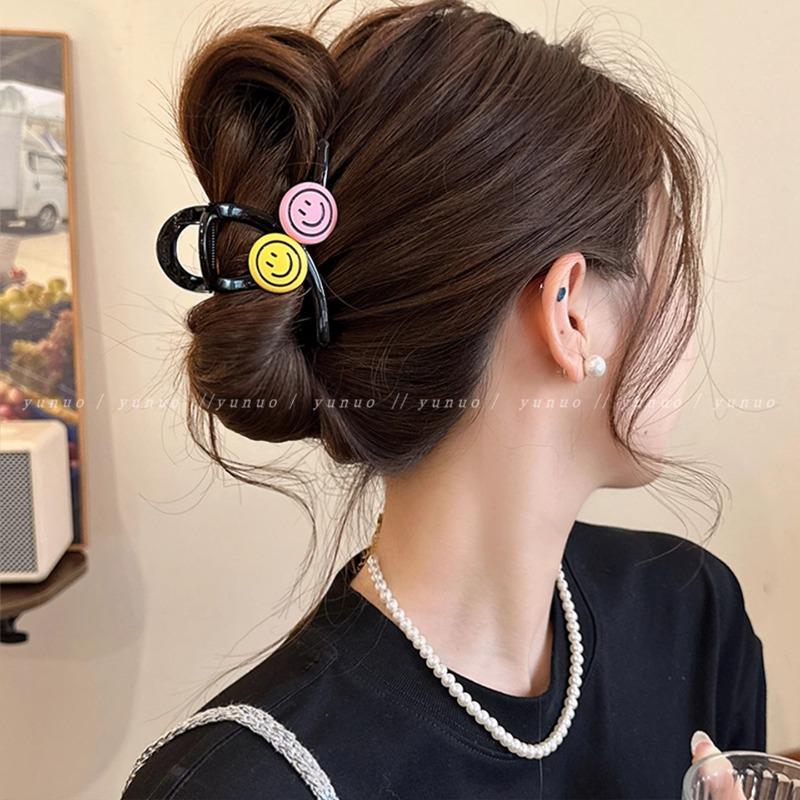 Smiley Face Hairpin High PonytailShark Clip Hair Accessory At The Back of The Female Head