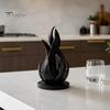 Elegante Schwarz-Weiß-Ornamente 3D-gedruckte abstrakte Flammen-Skulptur, modern-minimalistisches verdrehtes Kunstwerk, zeitgenössisches Büro-Regal-Accessoire, Statue