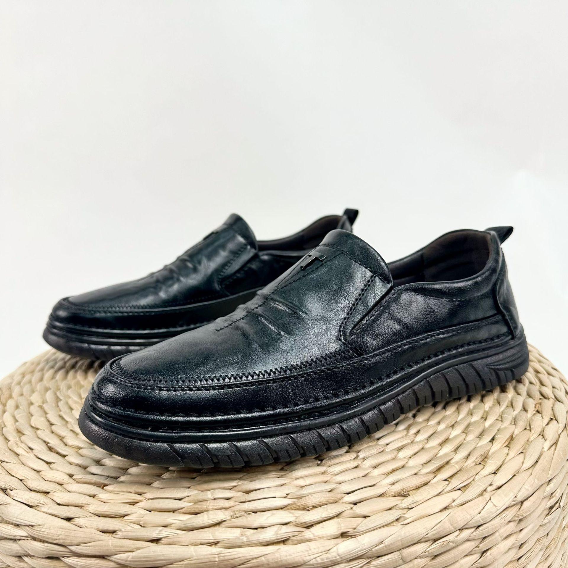 

Autumn new men s casual shoes are soft and one-pedal lazy shoes men s casual leather shoes are trendy 44 чорний