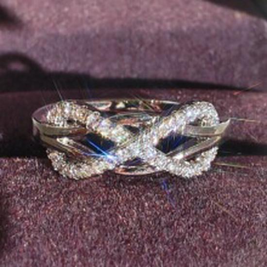 Exquisite Women's Copper-Plated White Gold Openwork Ring