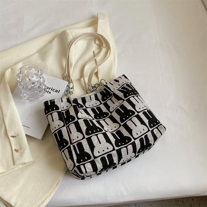 

Стильная сумка-тоут большой вместимости черного, красного и чайного зеленого цветов. Идеально подходит для повседневного использования.