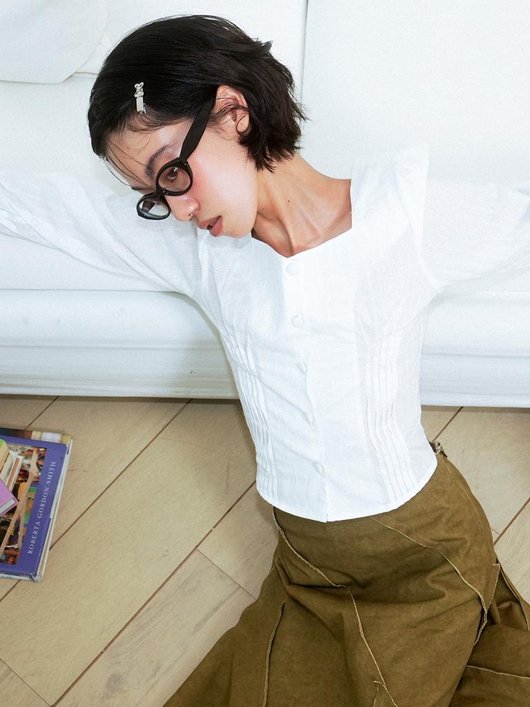 Sukkoleuseji Blouse Resembling A Wrinkled Book (White)