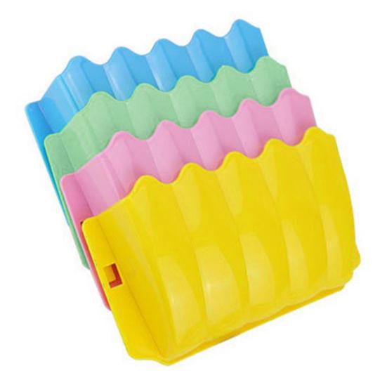 Wiszący Karmnik na Trawę Trwały Oszczędzający Miejsce Plastikowy Stojak na Trawę dla Małych Zwierząt