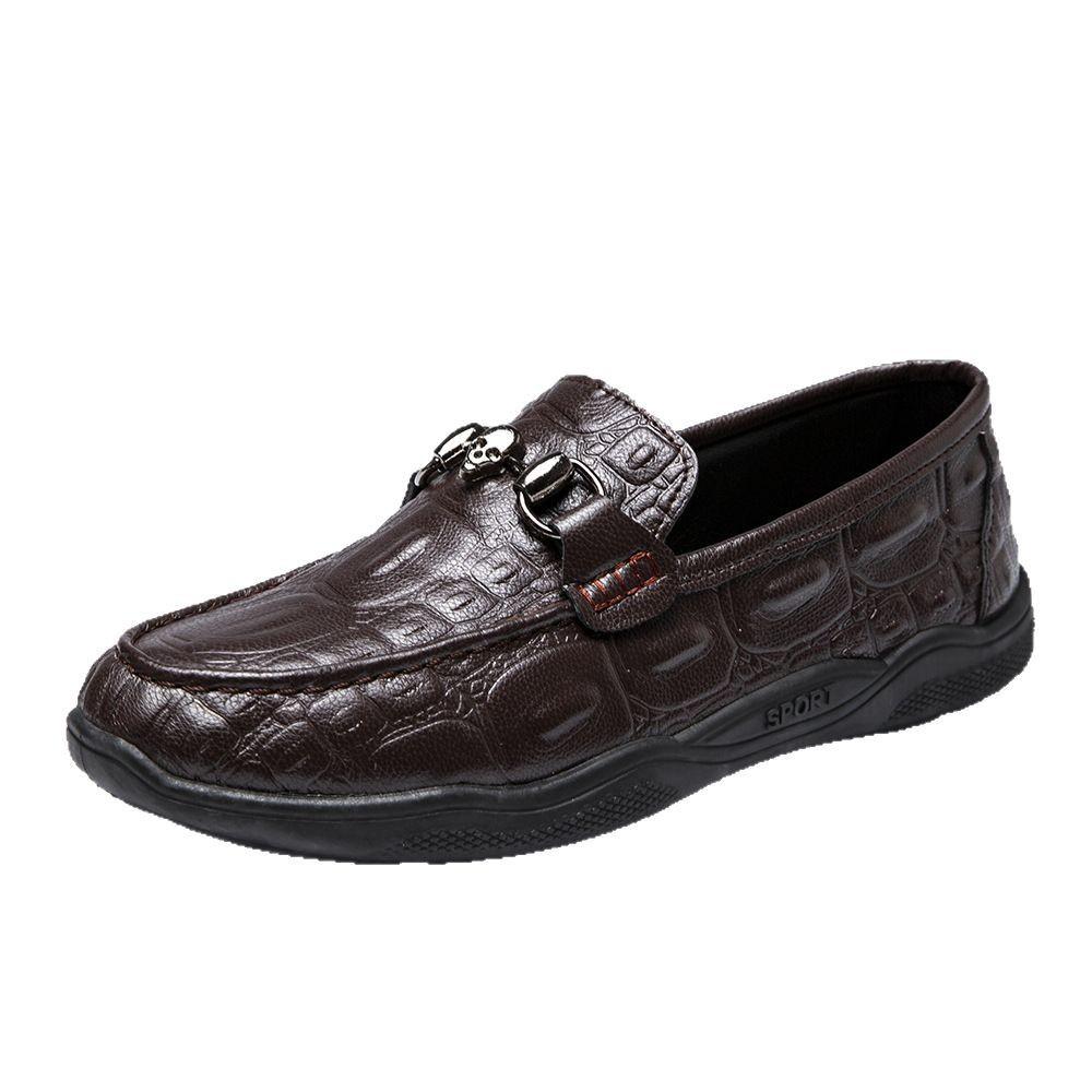 In spring and summer, when young people with crocodile pattern pedal and foot cover, trendy men's shoes, casual shoes and men's leather shoes