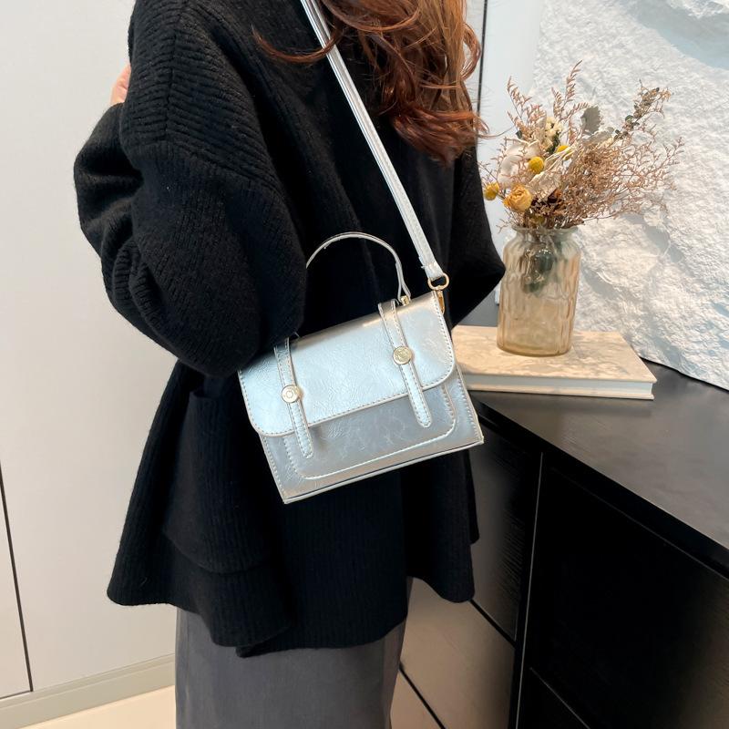 Commuter texture simple fashion handbag 2025 winter new foreign style ins shoulder messenger bag small square bag women