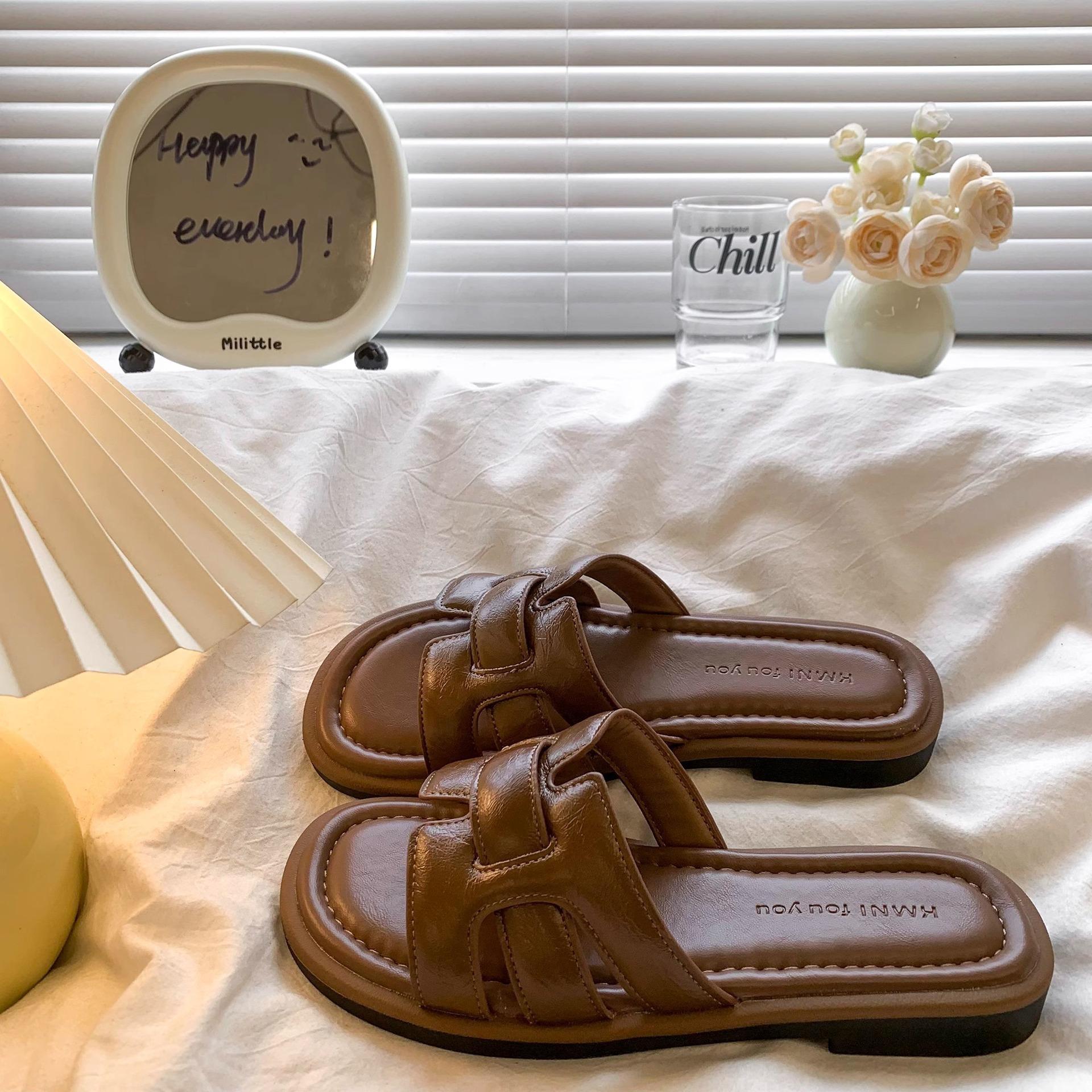 

Beautiful flat bottom small cool slippers women s summer wear 2025 new high-end Internet celebrities super fire soft bottom beach one-word 40 темно-коричневого