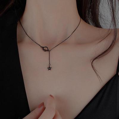Japanische & Koreanische Minimalistische Dunkler Planet Halskette: Cooles Nischendesign für Frauen, einfache Halskette im kalten Stil.