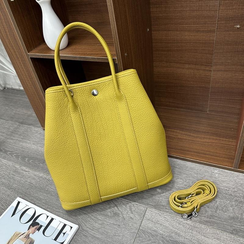 

2025 Новый стиль Натуральная кожа Женская сумка Верхний слой Коровья кожа Коровья нить Рог Высококлассная Цветочная сумка Большая вместимость Сумка-тоут Массовый запуск 28x9x29cm жёлтый