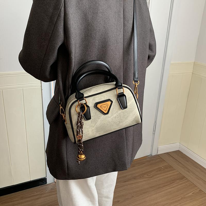 Autumn and Winter Retro Small Bag Women's 2025 New Fashion Versatile Messenger Bag Popular Super Hot Portable Bowling Bag
