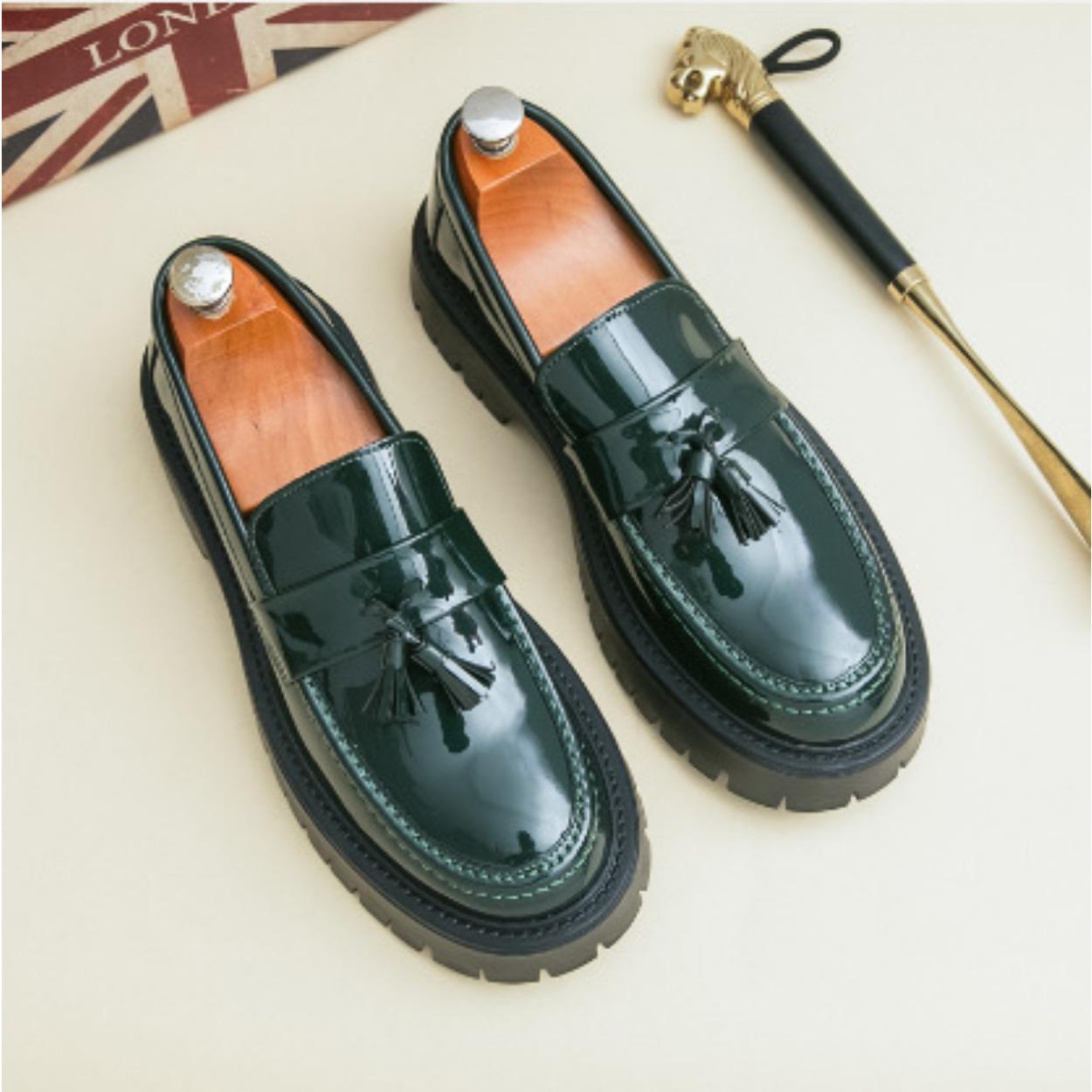

Spring and Autumn platform business loafers men s fashion glossy heightening leather shoes British one-pedal men s shoes 46 46 зелёный