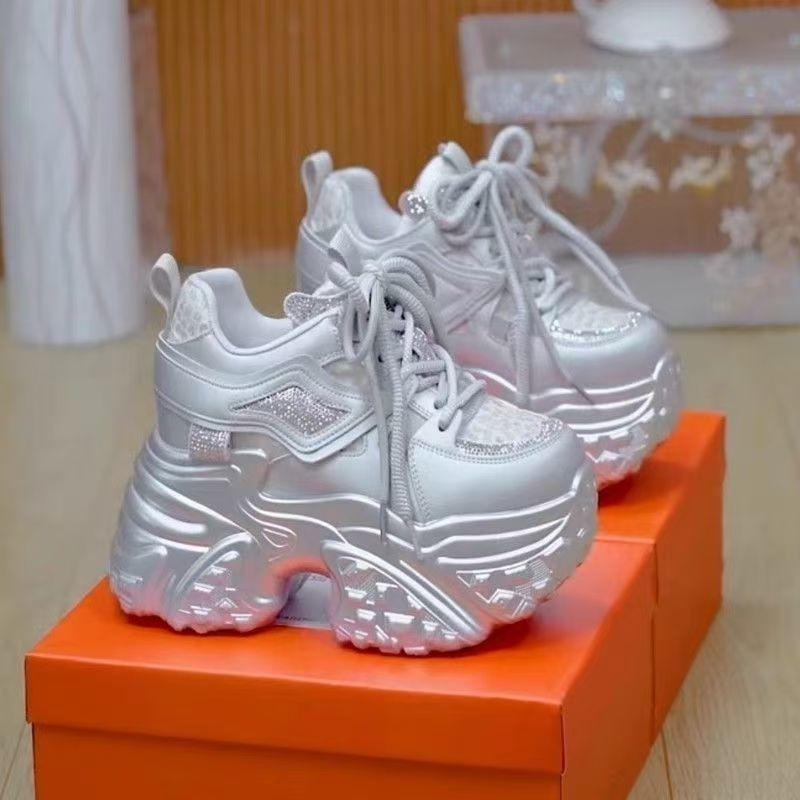 

Женские кроссовки «папины кроссовки» 2025 года, популярные, на перекрестных ремешках, универсальные, на толстой подошве, дышащие, для маленького роста, модные, повседневные женские туфли 35 серебряный