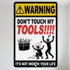 VARNING RÖR INTE MINA VERKTYG Metallplåtskylt med verktygsillustrationer och säkerhetsmeddelande 'DET ÄR INTE VÄRT DITT LIV' för Man Cave G