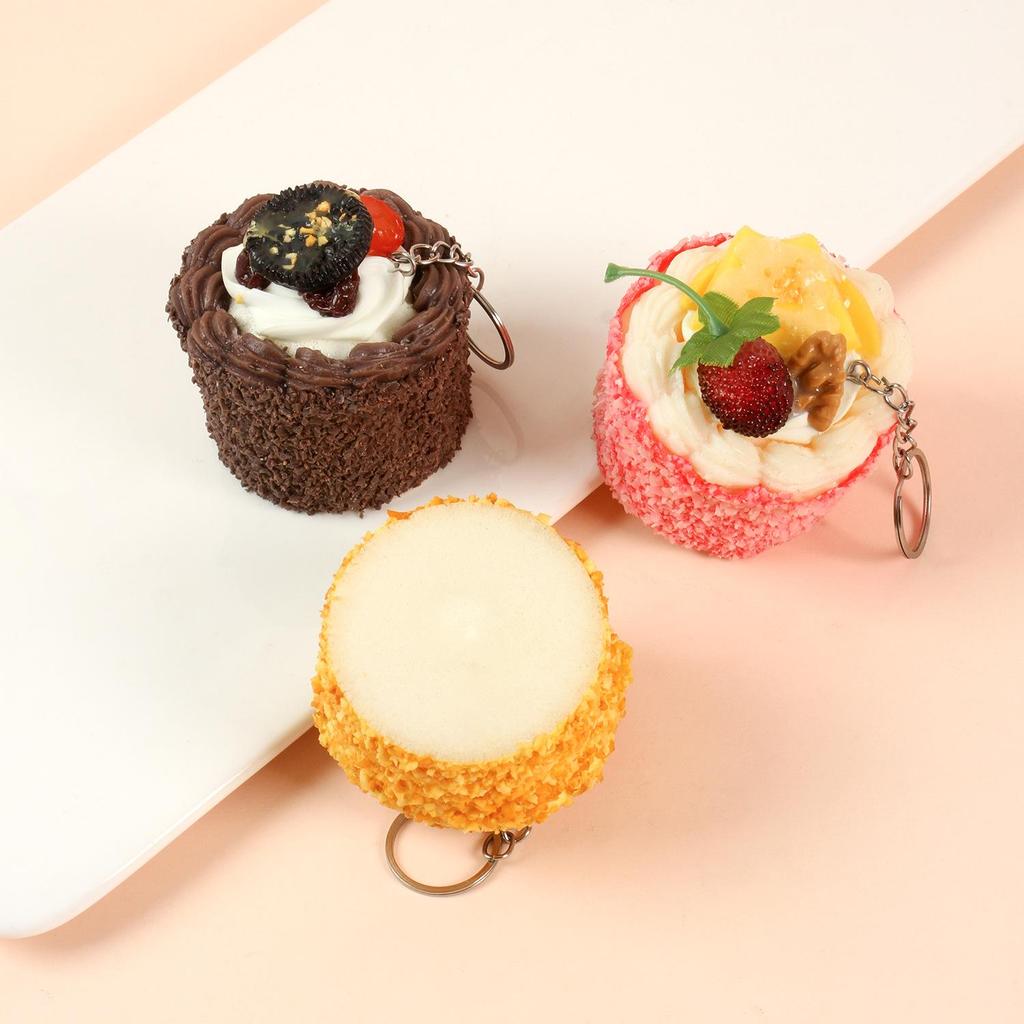 PU-Mousse-Kuchen-Schlüsselanhänger mit Kokosflocken & Sahne - Französisches Brot-Ornament