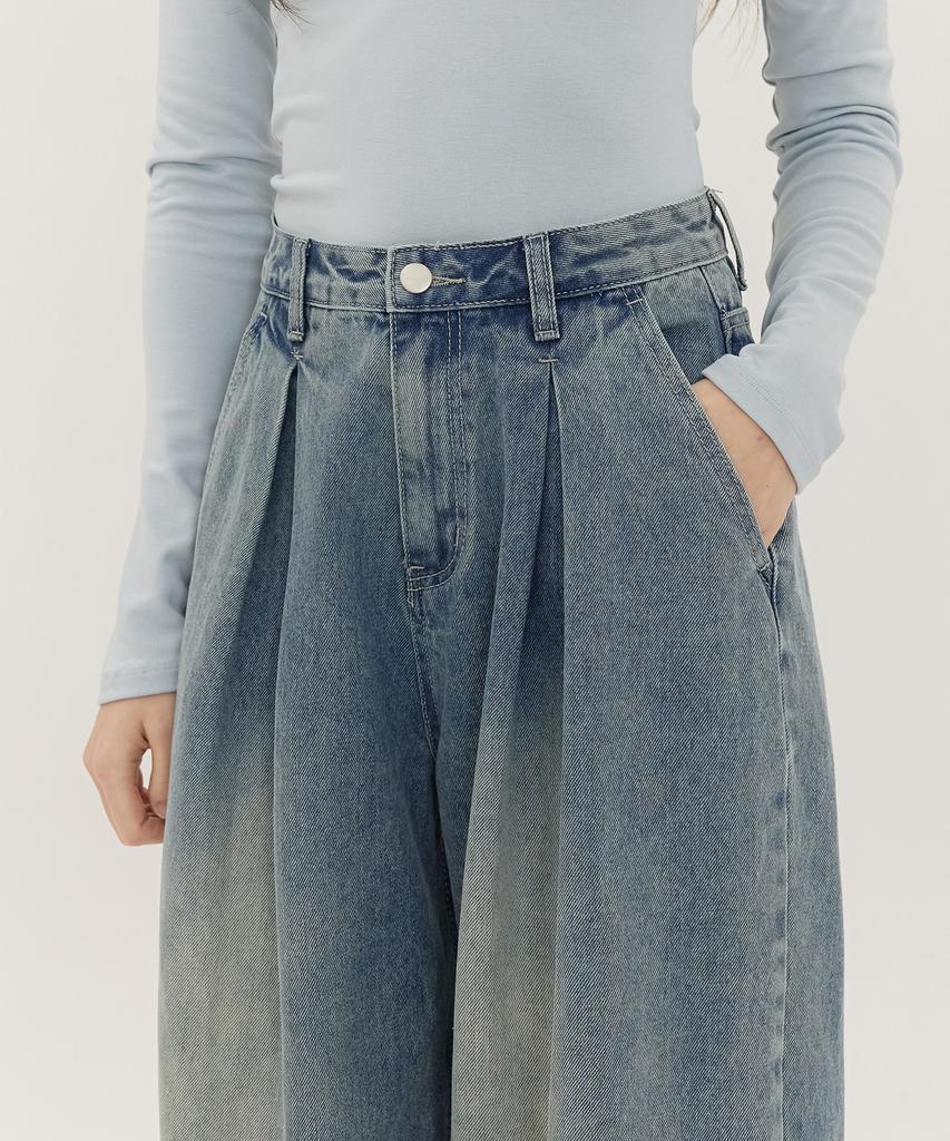 Jinmania Inverted Pintuck Balloon Fit Wide Denim Pants Unisex (Light Wash)